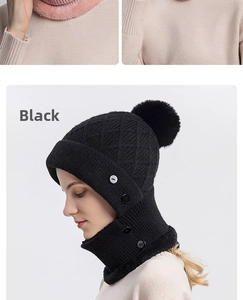 Dettaglio del set cappello e sciarpa in maglia nera con morbida fodera in pile
