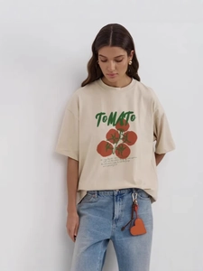 Μπεζ βαμβακερό t-shirt με φρέσκο τύπωμα ντομάτας και γράμματα σε χαλαρή εφαρμογή