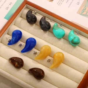 Boucles d'oreilles gouttes en résine colorée et acier titane au motif marbré