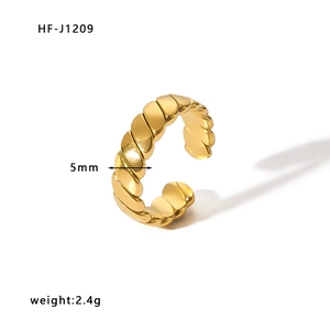 Detailed macro view of 5mm gold twisted geometric open ring with weight of 2.4g