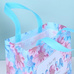 Sac cadeau bleu en non-tissé pour la Fête des Mères avec marguerites et texte imprimé