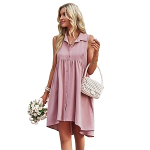 Robe trapèze rose sans manches avec ourlet asymétrique et fermeture à boutons sur blanc