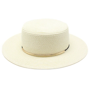 Vista dettagliata del cappello di paglia bianco crema con sottile anello in metallo dorato