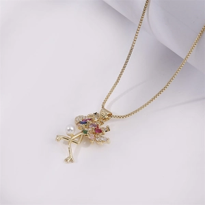 Collier avec pendentif flamant rose doré avec pierres de zircon colorées et perle