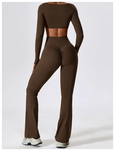 Vista trasera de pantalones de yoga marrones con efecto fruncido y top de manga larga