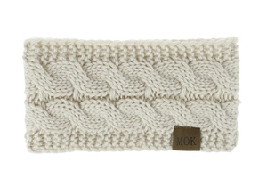 Bandeau d'hiver douillet en tricot torsadé crème avec une étiquette en cuir.
