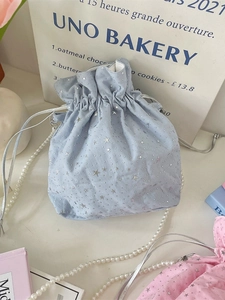 Borsa a secchiello celeste con stelle argentate e tracolla di perle