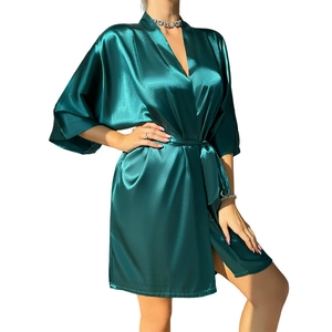 Peignoir élégant en satin vert émeraude pour femme avec col en V et ceinture de taille assortie