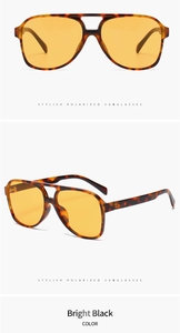 Dettaglio degli occhiali da sole pilot vintage con montatura leopardata e lenti gialle polarizzate