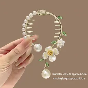 Détail de la pince à cheveux muguet doré avec perles et glands floraux