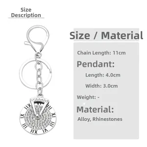 Détails d'un porte-clés argenté avec étoile en strass et cadran à chiffres romains