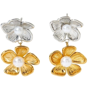 Elegante Blumenohrringe in Gold und Silber mit weißen Perlen auf einem weißen Hintergrund