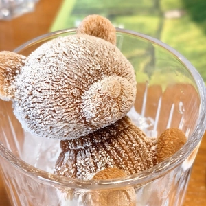 Lindo molde de cubitos de hielo con forma de osito para té con leche y café con detalle de escarcha