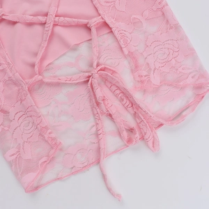Detailaufnahme der rosa floralen Spitzenstruktur und des filigranen Schnürdesigns