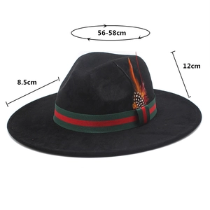Dettaglio cappello fedora nero con nastro a righe, piuma e tesa larga 8,5 cm