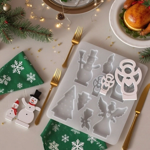 Moule en silicone sapin de Noël et ange avec figurines en résine sur table de fête