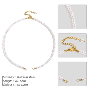 Vue détaillée du collier de perles blanches avec fermoir en or 14K et chaîne en acier inox