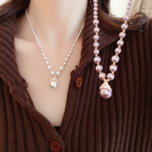 Détails de colliers de perles dorés en blanc et violet avec pendentifs scintillants