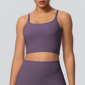 Détail d'un soutien-gorge de yoga violet foncé avec bretelles fines et tissu mat
