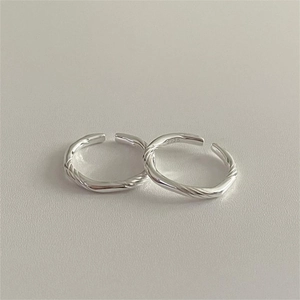Detailed view of adjustable 925 sterling silver twisted rings with S925 hallmark stamp