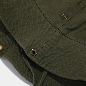 Détail du chapeau de pêcheur en coton vert armée avec coutures et bouton-pression en métal