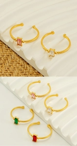Détail macro d'une bague martelée dorée avec zircone rose à coupe émeraude sertie