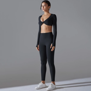 Detail von schwarzem Langarm-Yoga-Top mit Knotendesign und High-Waist-Sportleggings