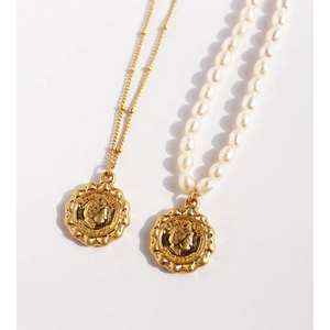 Collana vintage francese a doppia faccia con catena dorata e perle barocche raffinate
