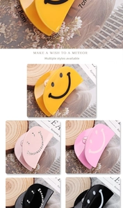 Detailed view of acrylic smiley face hair claws with precise dimensions of 7cm x 3.8cm