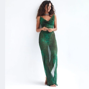 Détail de la robe longue à imprimé léopard vert avec tissu en tulle et dos nu sexy