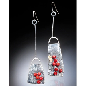 Boucles d'oreilles vintage en argent martelé avec des perles rouges élégantes