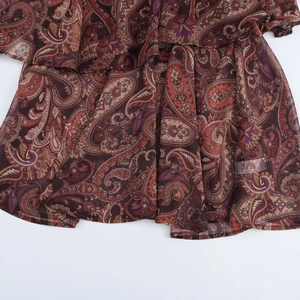 Abito in chiffon con stampa paisley retrò, orlo a balze e motivo vintage marrone scuro