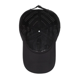 Cappellino sportivo nero asciugatura rapida con fori laser e fodera mesh