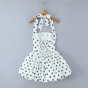 Détail de la robe à pois blancs montrant le dos nu avec des lacets croisés au dos