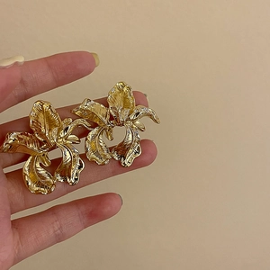 Orecchini a fiore in metallo dorato con un elegante design floreale vintage