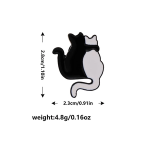 Detailed size and weight specs for hugging cartoon cat enamel pins in black and white