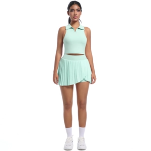 Détail de la jupe plissée vert menthe et du haut polo sans manches pour femmes