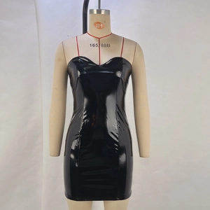 Robe mini en PU noir brillant avec bretelles rouges et silhouette moulante ajustée