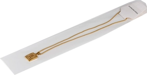 Detalle del collar de acero inoxidable 18K con colgante grabado con la letra J