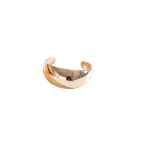Minimalistische gepolijste gouden open manchetarmband met een gladde metallic finish