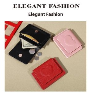 Dettaglio di porta carte con cuori goffrati in nero, rosa e rosso con chiusure magnetiche
