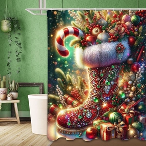 Détail du rideau de douche de Noël imperméable avec bottes festives et décorations