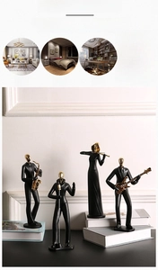Détail macro de figurines de musiciens en résine noir mat avec des accents dorés