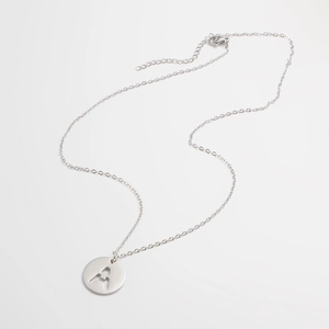 Collier minimaliste en acier inoxydable argenté avec pendentif rond lettre A ajouré