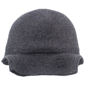 Détail d'un bonnet en tricot gris foncé avec texture côtelée et bord replié épais