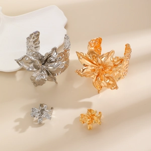 Künstlerisches plissiertes Blumenschmuck-Set mit unregelmäßigem Armreif und Ring