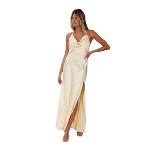 Robe licou élégante en satin beige avec col bénitier et fente latérale haute moderne