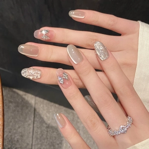 Dettaglio macro di unghie fatte a mano cat-eye con rilievi in argento e fiocchi di cristallo