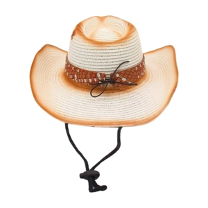 Détail chapeau de paille style western avec bord dégradé, ruban clouté et cordon