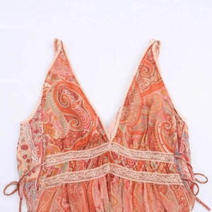 Abito senza maniche con scollo a V e stampa paisley con dettagli in pizzo traforato